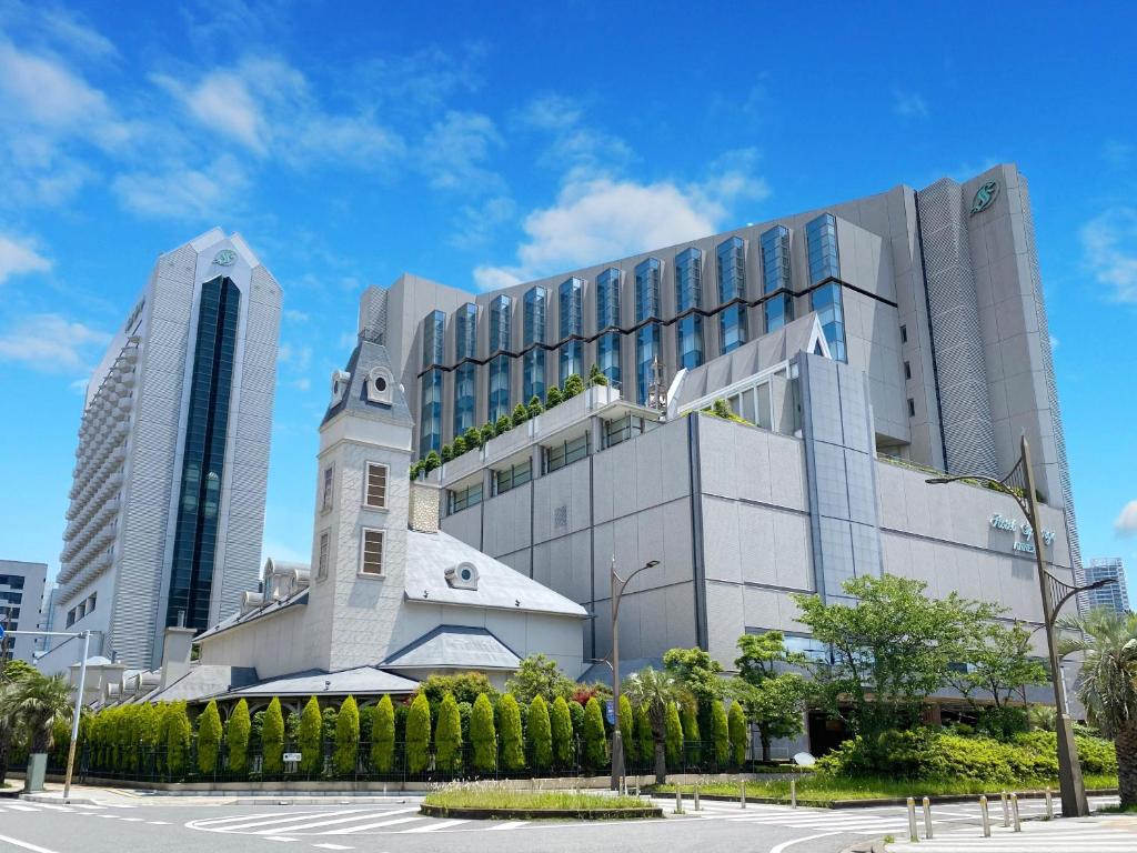 een gebouw met een klokkentoren en een kerk bij Hotel Springs Makuhari Premier in Chiba