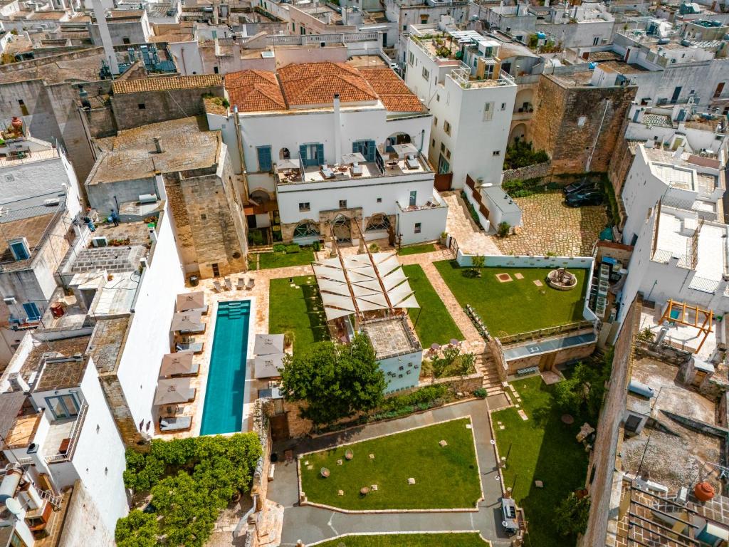 una vista aérea de una casa con patio en Paragon 700 Boutique Hotel & SPA, en Ostuni