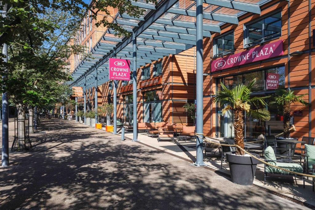 une rue vide devant un bâtiment dans l'établissement Crowne Plaza Lyon - Cité Internationale, à Lyon