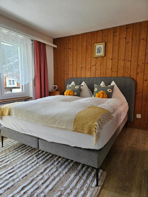 een slaapkamer met een groot bed met pompoenen erop bij Apartment Klein Matterhorn - Haus Miranda in Täsch