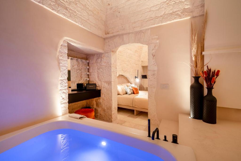 Una cama o camas en una habitación de Naiira Luxury Trullo - jacuzzi and patio