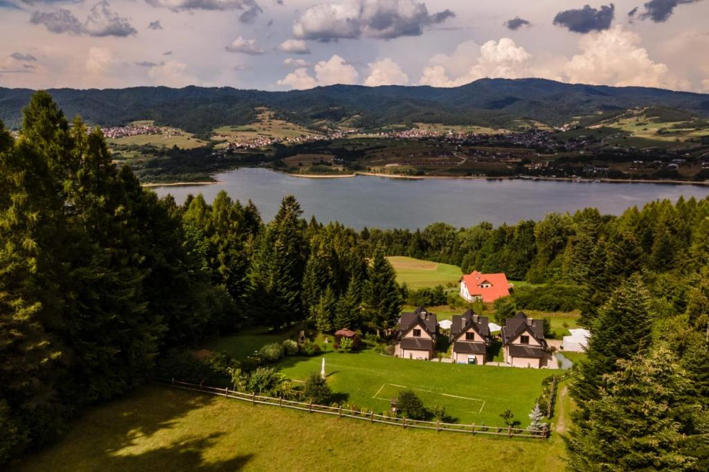 z góry widok na dom nad jeziorem w obiekcie Domek z widokiem Miętowe Wzgórze w mieście Falsztyn