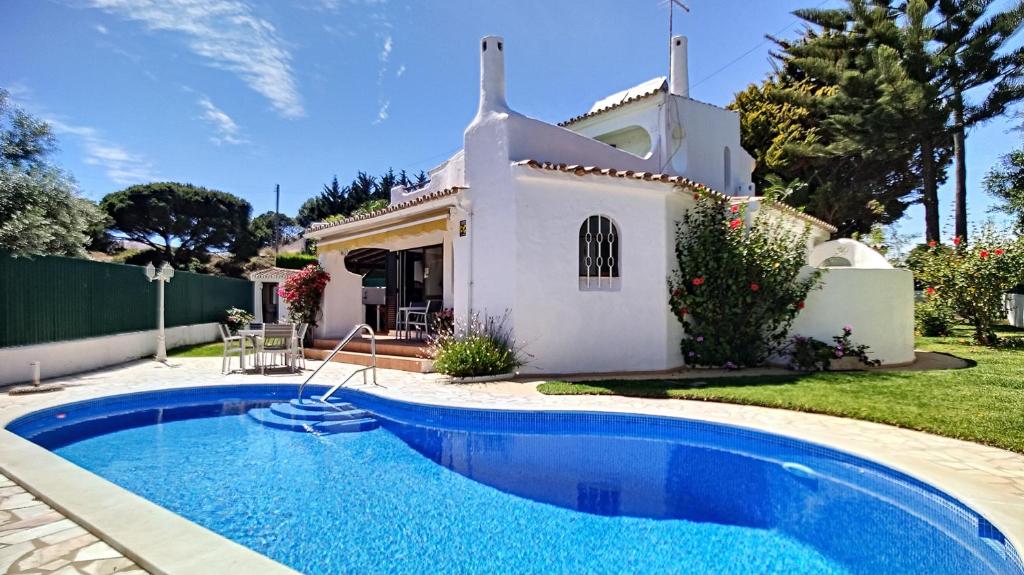 A piscina localizada em Villa Palmeira Galé Beach ou nos arredores