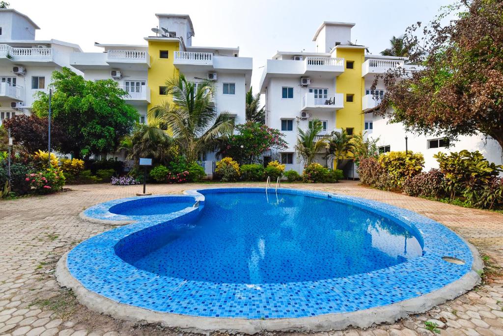 une piscine en face d'un bâtiment dans l'établissement FabHotel Epic Townlet Resort - Nr Calangute Beach, à Vieux-Goa