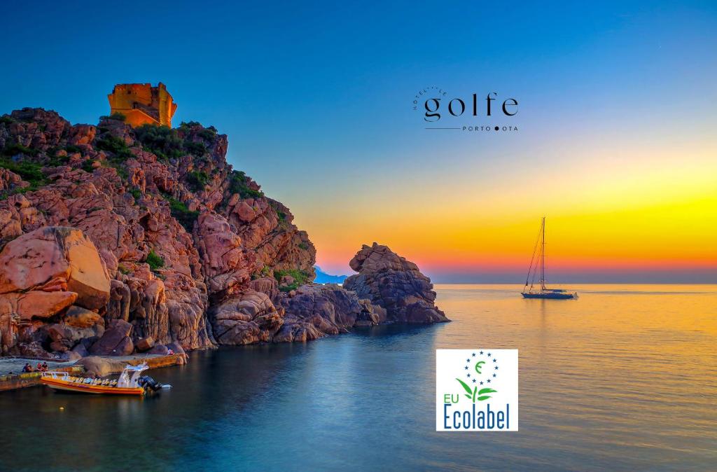 波尔图Hôtel Le Golfe Ecolabel EU的岩石岛旁边的水面上的船