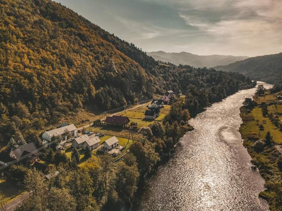 an aerial view of a river with houses and trees at Domek szeregowy nr 2 in Tylmanowa