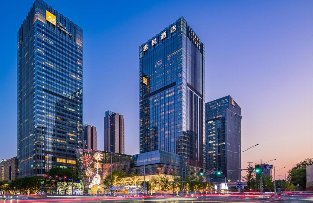 un profilo della città con grattacieli alti in una città di Grand Hyatt Shenyang a Shenyang