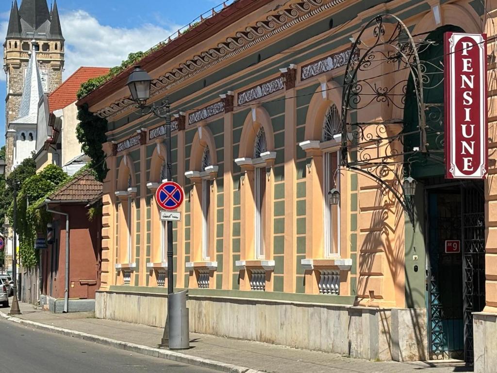 Un edificio in una strada con un cartello davanti di Pensiunea Casa Rusu a Baia Mare