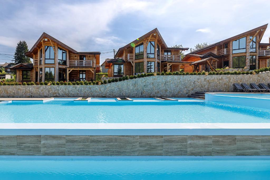 A piscina localizada em Adel Resort ou nos arredores