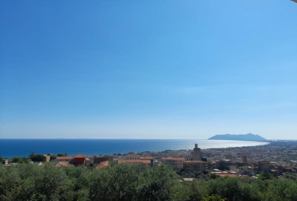 uitzicht op de oceaan vanaf de top van een heuvel bij B&B ANXUR in Terracina