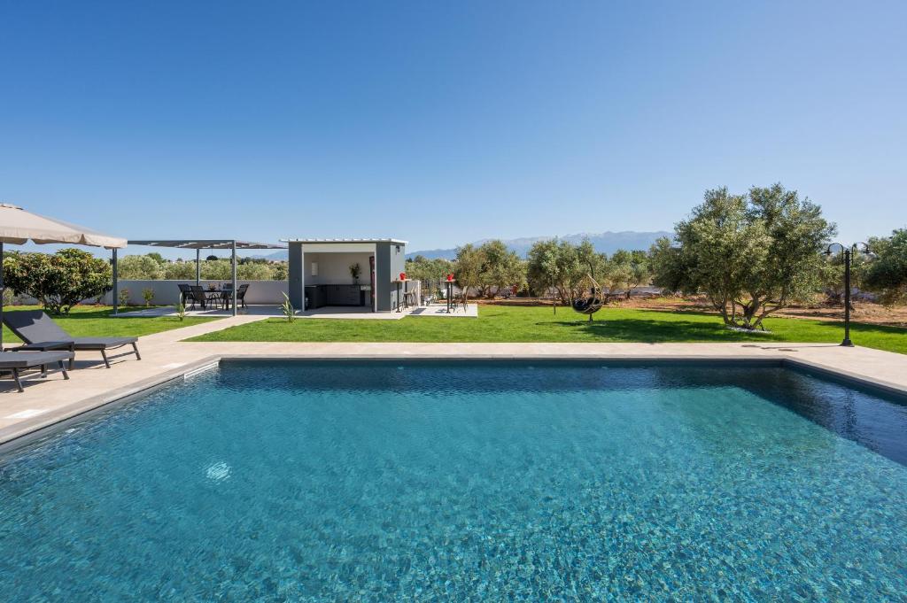 una piscina en un patio con una casa en Aspect Luxury Apartments with Pool, en Galangádhos