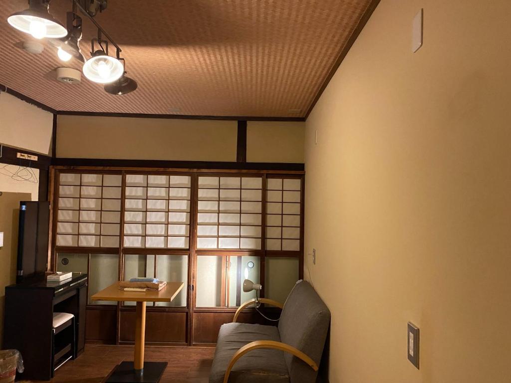 un soggiorno con divano e tavolo di Kyoto - Hotel - Vacation STAY 83559v a Kyoto