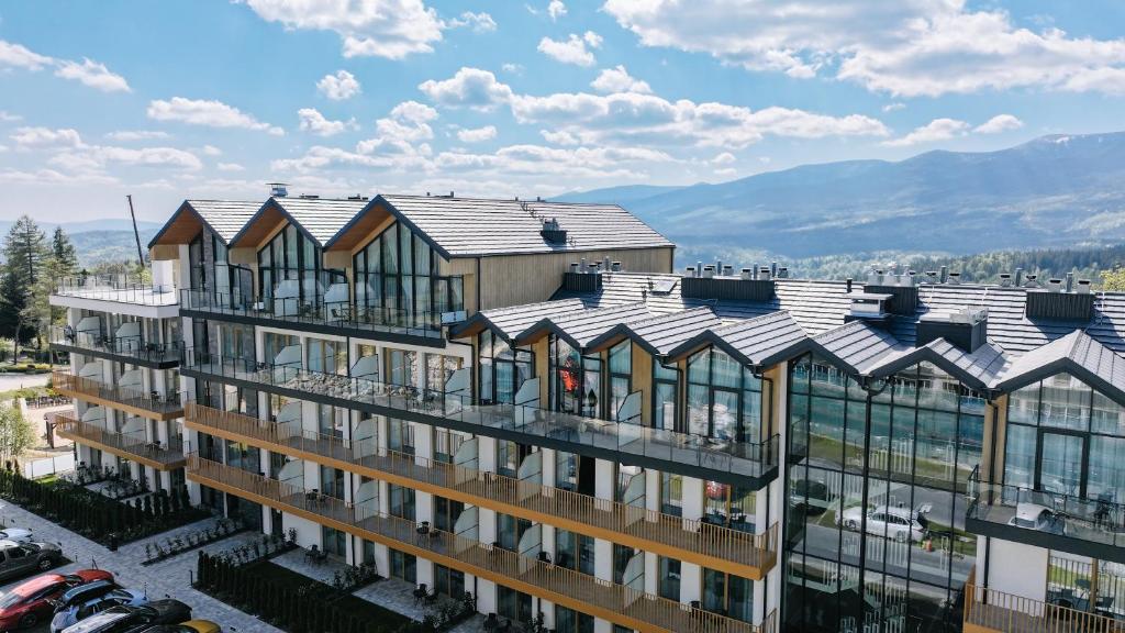 uma vista aérea de um edifício com muitas janelas em Złoty Horyzont Hotel & Resort Szklarska Poręba em Szklarska Poręba