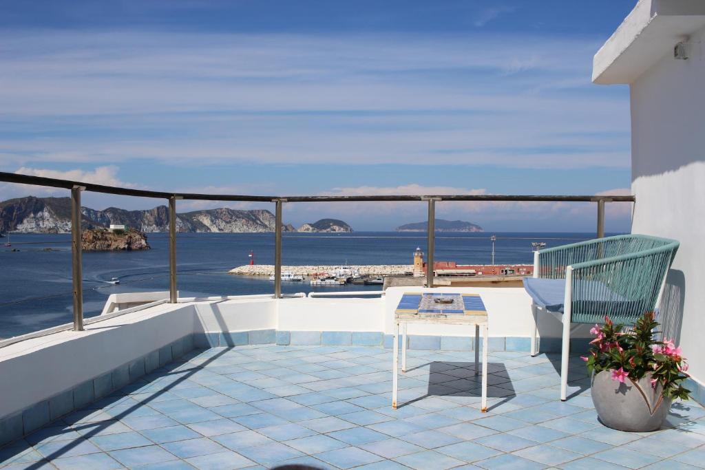 einen Balkon mit einem Tisch und Meerblick in der Unterkunft la mansarda sul Porto in Ponza