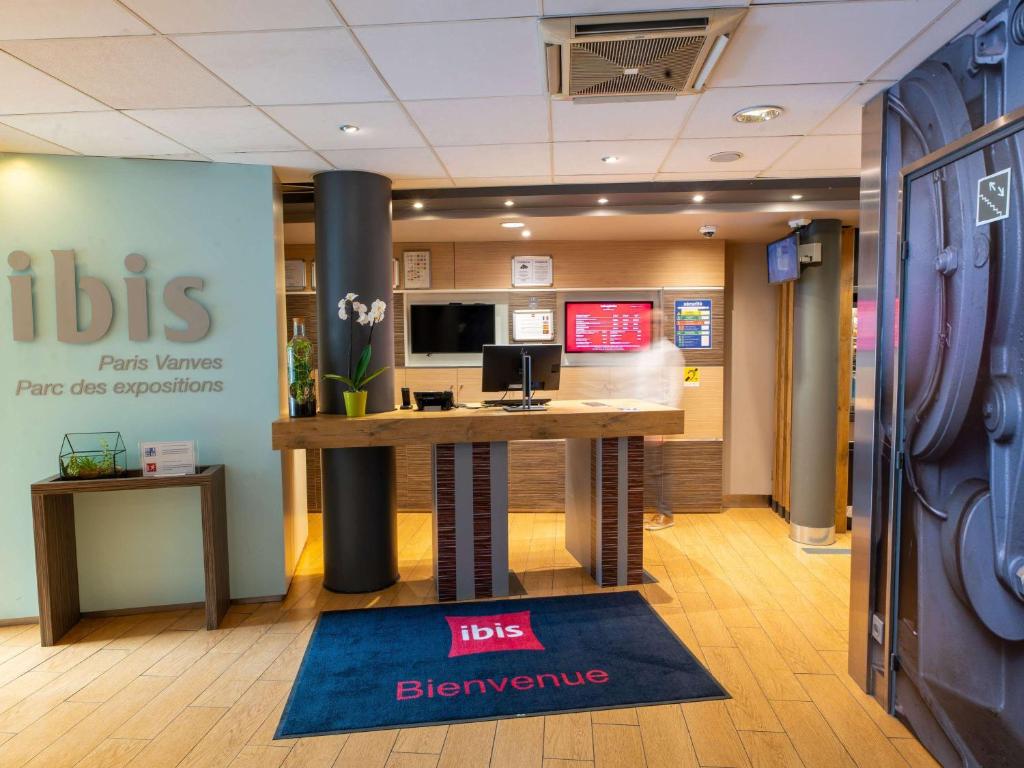 una oficina con un escritorio en el medio de una habitación en ibis Paris Vanves Parc des Expositions, en Vanves