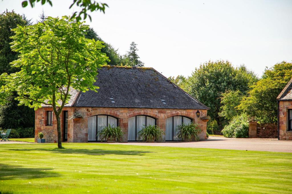 Vonkajšia záhrada v ubytovaní Balnagown Estates Peat Cottage