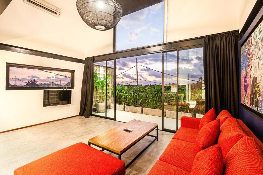 Кът за сядане в Contemporary Loft 200m From Canggu Shoreline