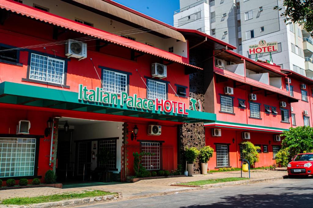 um edifício vermelho com um hotel numa rua em Italian Palace Hotel em Sinop