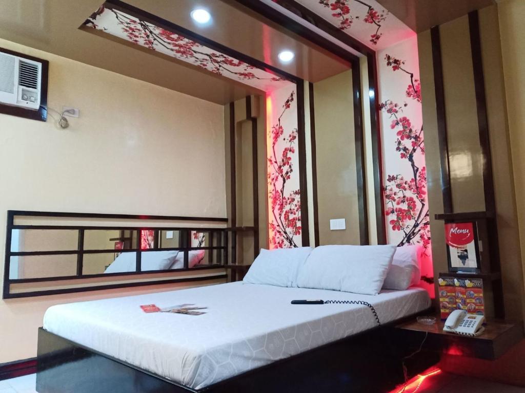 Una cama o camas en una habitación de Hotel Sogo Edsa Caloocan