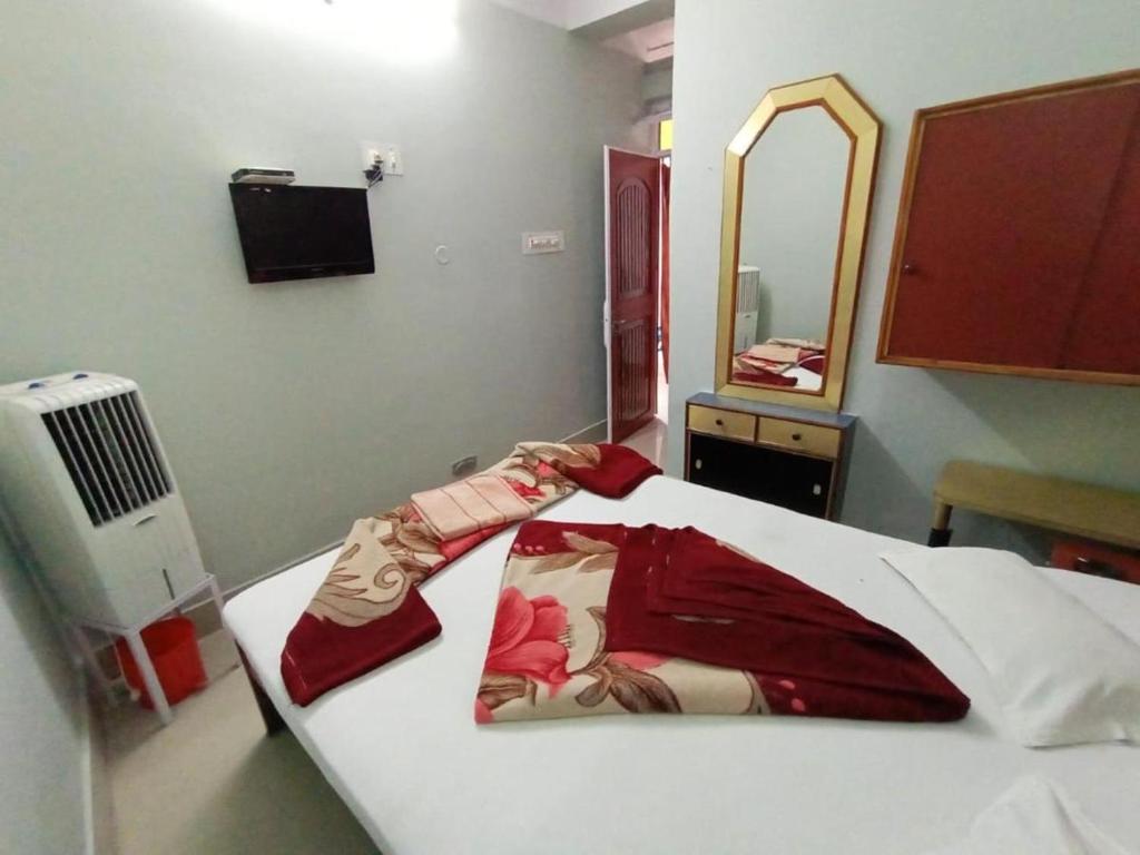 Hotel swapanlok, Couple Friendly Hotel tesisinde bir odada yatak veya yataklar