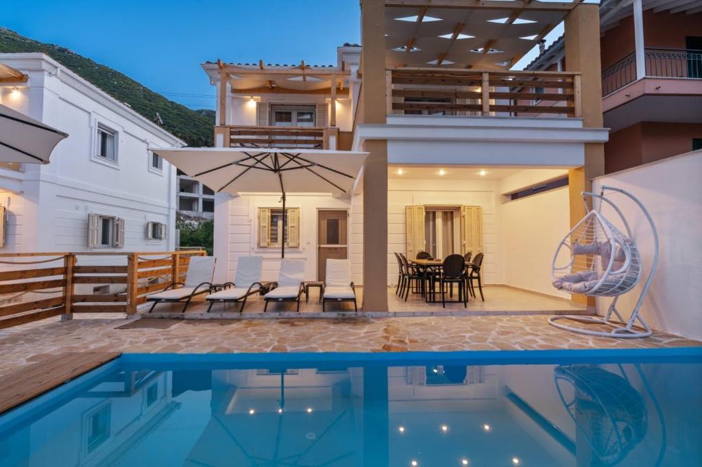 uma villa com uma piscina e uma casa em Sea La Vie em Nikiana