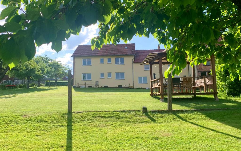 een groot huis met een tuinhuisje in een veld bij Ferienhaus Liebchen free Netflix in Freienhagen