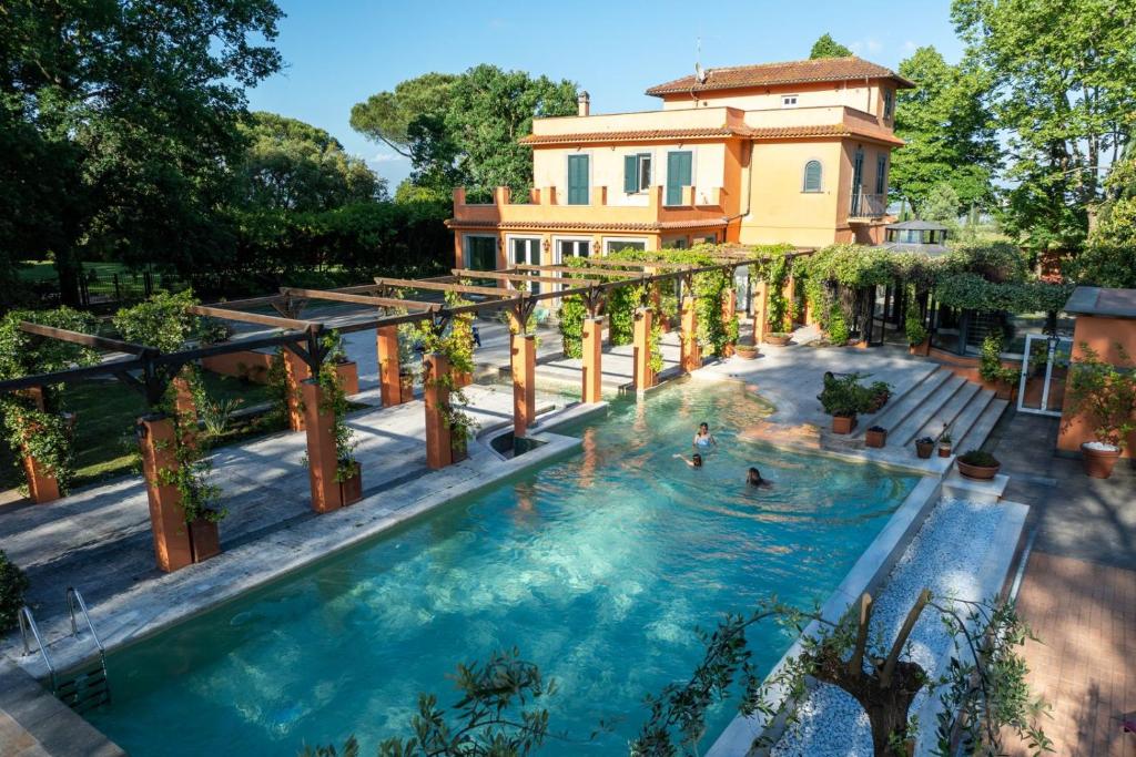 A piscina localizada em Hero's Garden Relais ou nos arredores