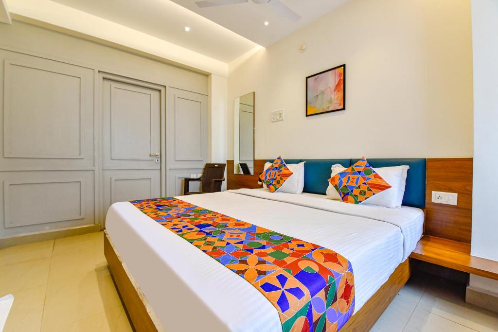 Rúm í herbergi á FabHotel Peak Stay - Nr Mall De Goa, Porvorim