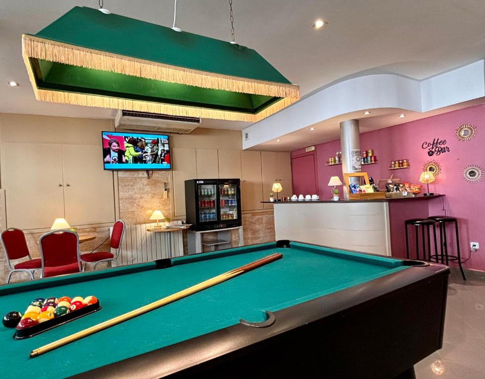 - un billard dans une salle de billard avec un bar dans l'établissement Hotel Piccadilly Sitges, à Sitges