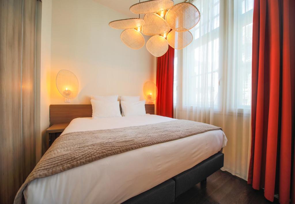 Tempat tidur dalam kamar di Aparthotel Adagio Strasbourg Place Kleber