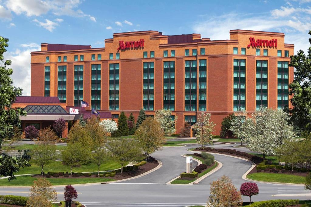 een groot rood gebouw met een weg ervoor bij Chicago Marriott Northwest in Hoffman Estates