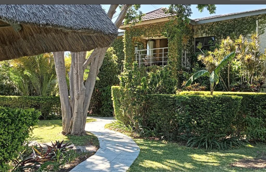 ein Haus mit einem Weg vor einem Gebäude in der Unterkunft Sunbirds Chobe Hotel in Kasane