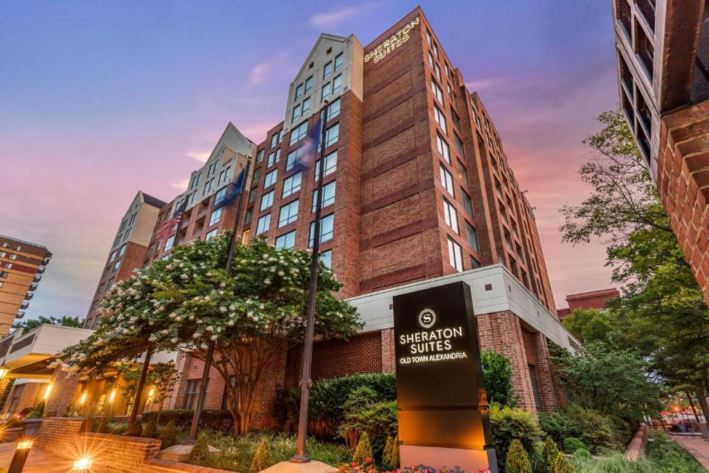 budynek z znakiem przed nim w obiekcie Sheraton Suites Old Town Alexandria w mieście Alexandria