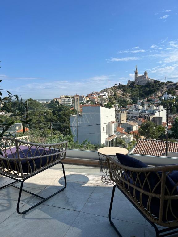 2 sedie e un tavolo sul balcone con vista di Les Balcons du Roucas Blanc a Marsiglia