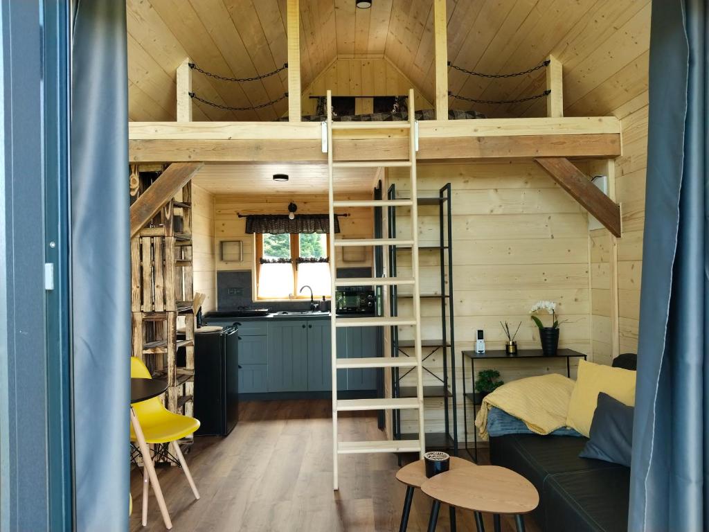 Habitación con cama elevada en una casa pequeña en Ubytko ráj pod kaštanem, en Jablonec nad Nisou