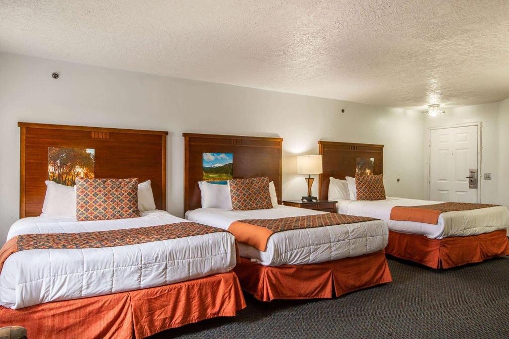 Кровать или кровати в номере Sandia Peak Inn Old Town ABQ, a Howard Johnson by Wyndham