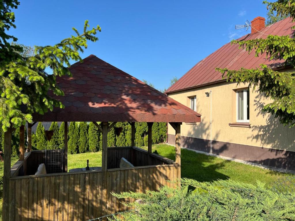 um gazebo no quintal de uma casa em Biebrzańskie Zacisze em Goniadz