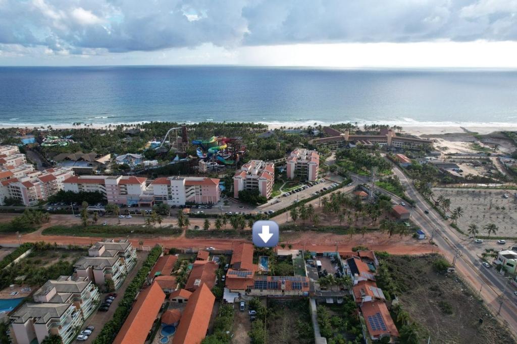 z powietrza widok na ośrodek w pobliżu oceanu w obiekcie Pousada Porto das Dunas w mieście Aquiraz