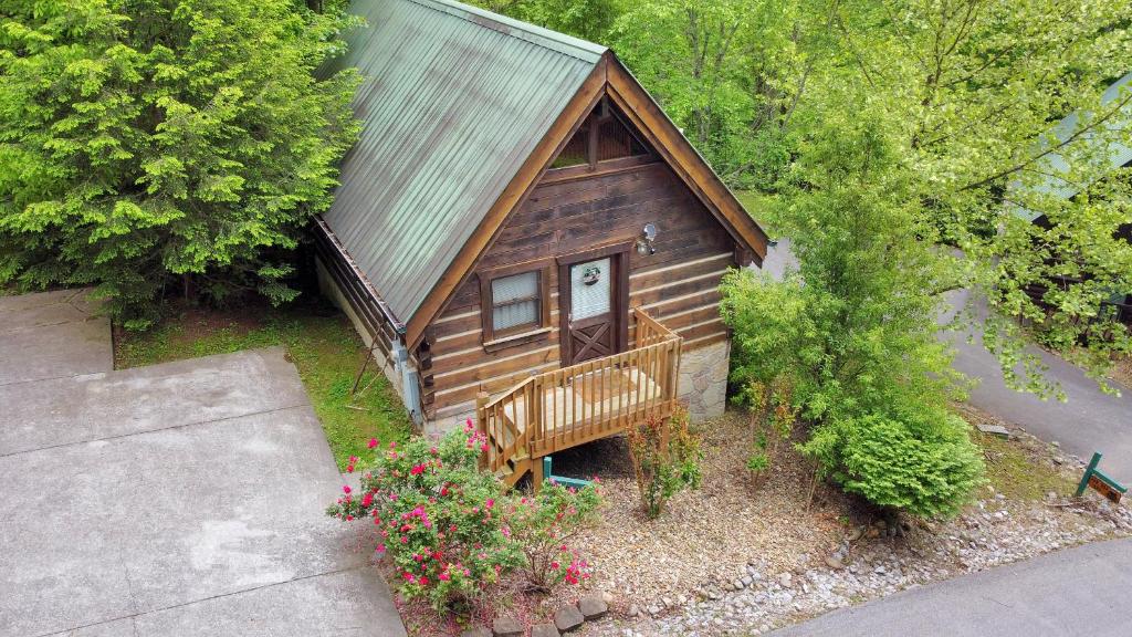 una vista sul soffitto di una cabina con panchina e fiori di Cozy Cabin! Hot Tub, King Bed, Fireplace, & Pool a Gatlinburg