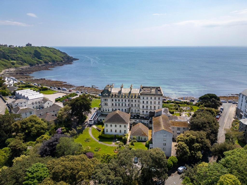 uma vista aérea de um edifício junto ao oceano em The Falmouth Hotel em Falmouth