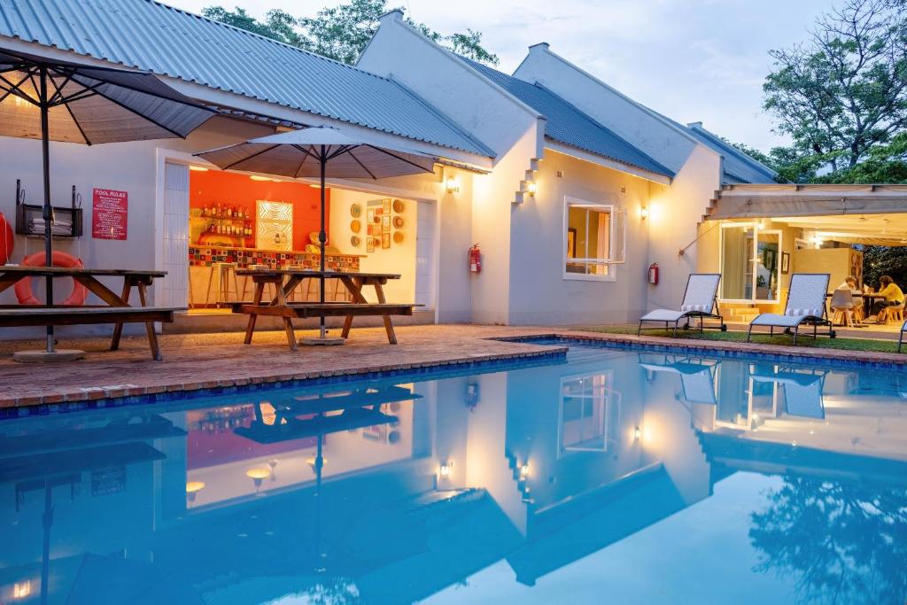 PheZulu Guest Lodge में या उसके करीब स्विमिंग पूल