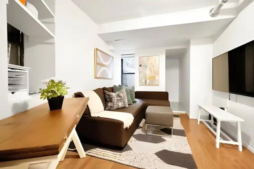 纽约For Rent in Chelsea Your Ideal Space Awaits l Cardi l的客厅配有沙发和桌子