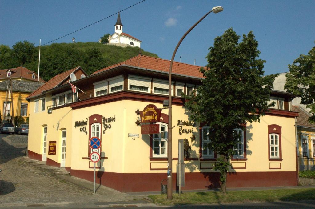 un edificio con un lampione davanti di Alabárdos Panzió és Apartmanház a Esztergom