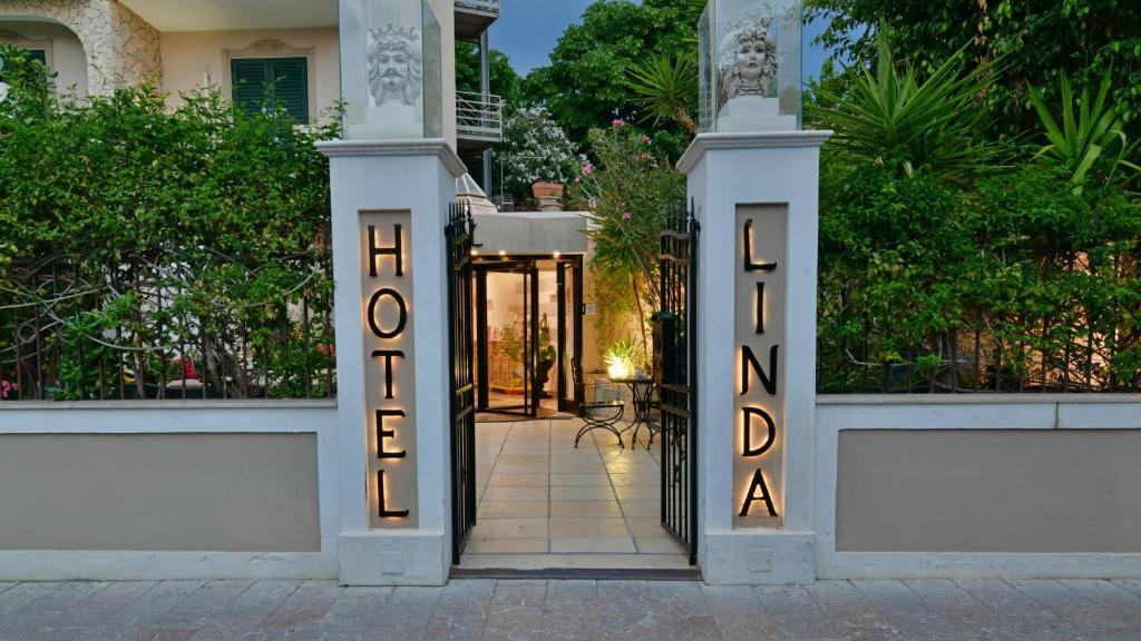 Facade o entrance ng Hotel & Apartments Villa Linda