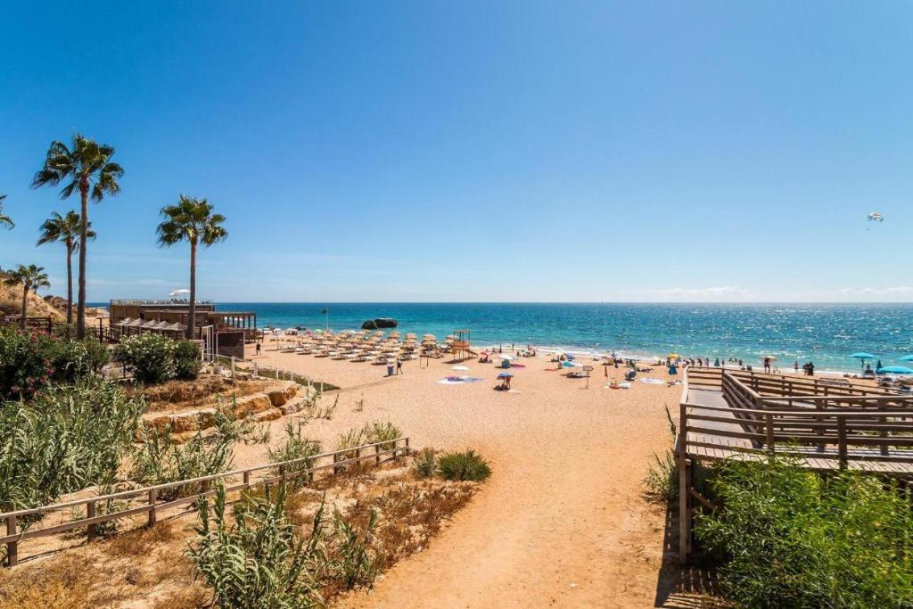 una spiaggia con molta gente e l'oceano di Sea View, Beach 3 minutes ad Albufeira