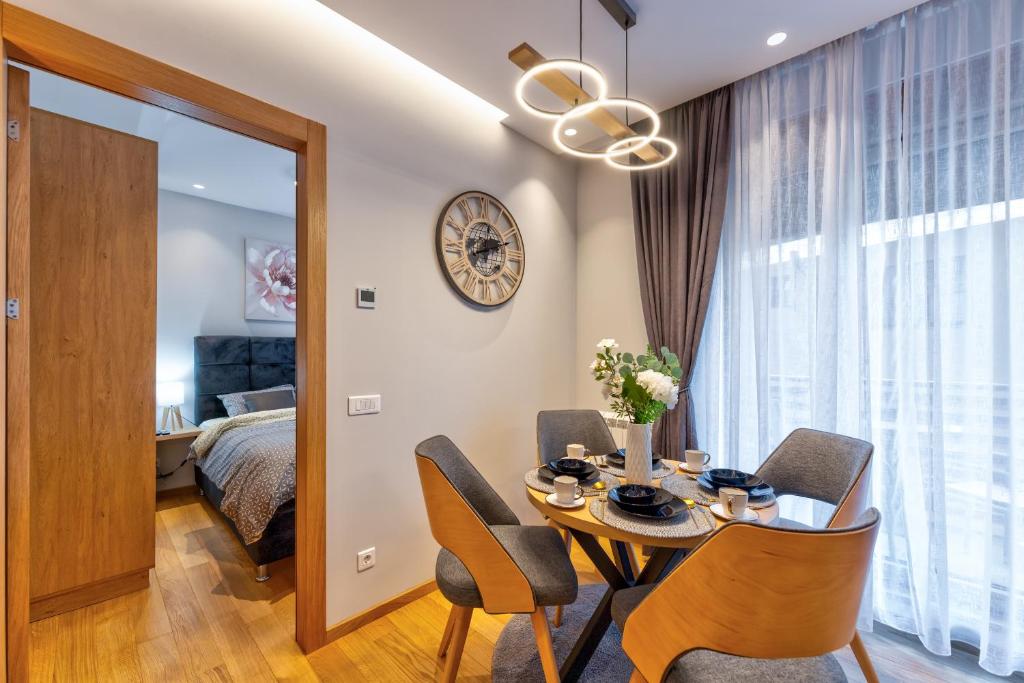 Televízia a/alebo spoločenská miestnosť v ubytovaní Apartman Luxera Kalman