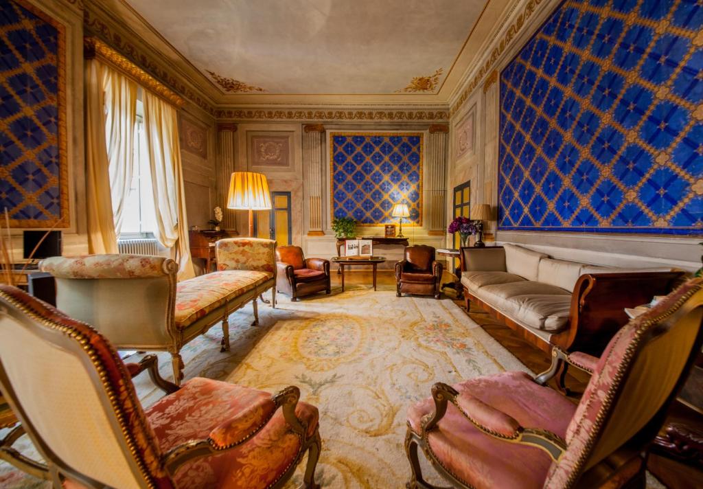 een grote woonkamer met stoelen en een bank bij Palazzo Rocchi - Residenza D'Epoca in Lucca