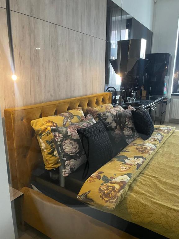 uma cama com almofadas num quarto em Lux Dabich 1 em Novi Sad