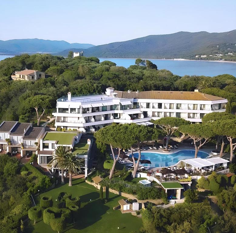 uma vista aérea de um resort com uma piscina em Cala del Porto Punta Ala em Punta Ala