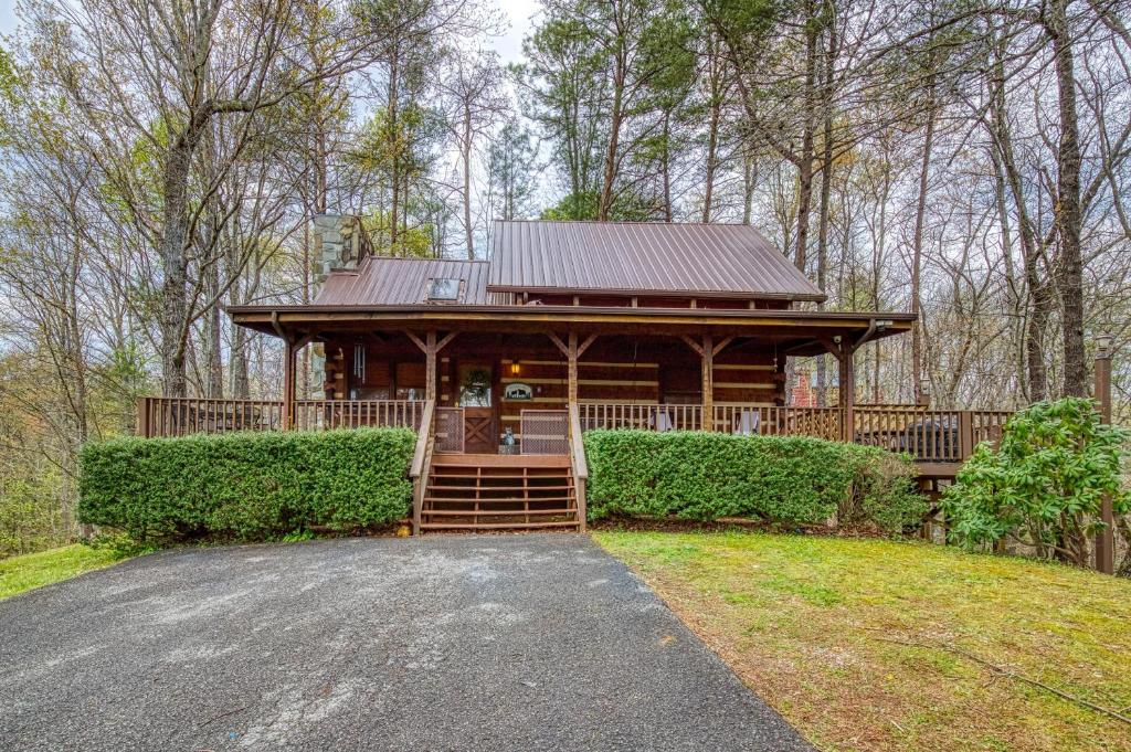 セバービルにあるFantastic Pet Friendly Cabin, Hot Tub, Fire Pitの森の中の大型木造キャビン